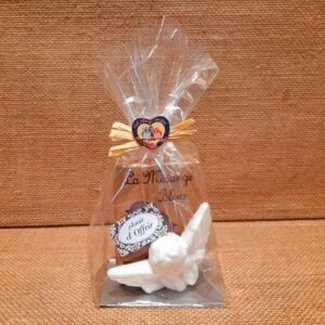 Sachet cadeau contenant un savon parfumé et un savon en forme d'ange de couleur blanc, sur un fond en jute