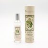 Eau de toilette à la fleur de châtaigne dans un flacon spray en verre et au bouchon argenté avec sa boîte coordonnée, sur un fond blanc