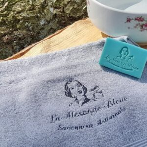serviette-invite-grise-brode-savonnerie-la-mesange-bleue-Normandie-pour-la-maison-vue-depliee